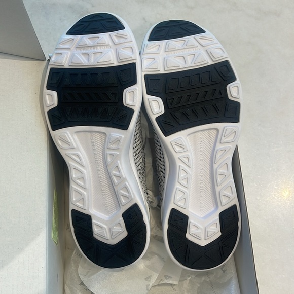 NIB APL ATHLETIC PROPULSION LABS TECHLOOM BREEZE SNEAKERS IN WHITE/BLACK . 6 - Picture 7 of 9
